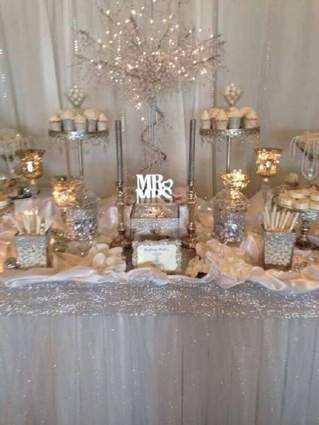 9. Decoração com muito brilho para mesa de bodas de prata – Foto: Hasshe 9. Decoração com muito brilho para mesa de bodas de prata – Foto: Hasshe