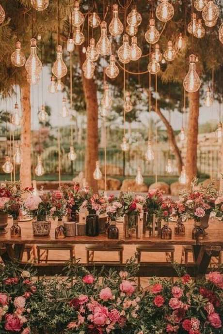 45. A iluminação pode fazer uma grande diferença na decoração da sua festa de bodas de casamento – Foto: Wedding Dress & Decore Ideas 45. A iluminação pode fazer uma grande diferença na decoração da sua festa de bodas de casamento – Foto: Wedding Dress & Decore Ideas