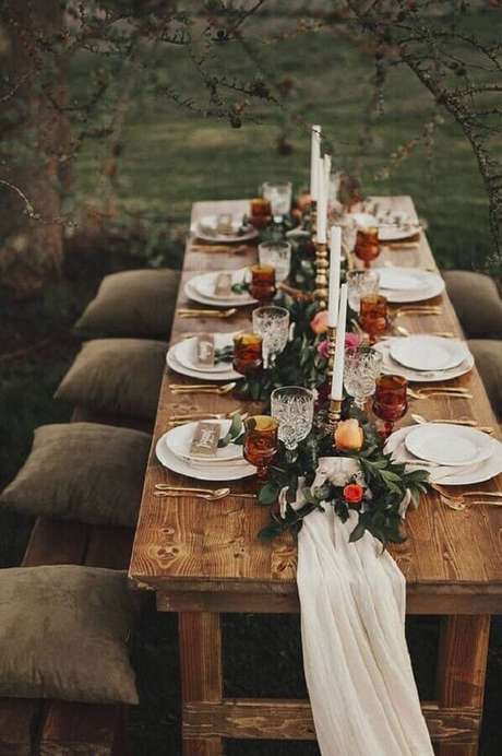 46. Decoração rústica com castiçais para bodas de casamento ao ar livre – Foto: Etsy 46. Decoração rústica com castiçais para bodas de casamento ao ar livre – Foto: Etsy
