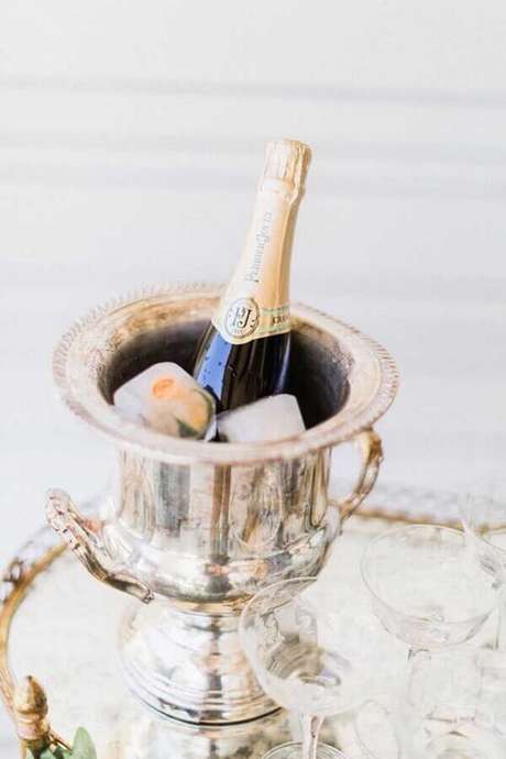 54. O champagne não pode faltar para o brinde no aniversário de casamento bodas – Foto: Style Me Pretty 54. O champagne não pode faltar para o brinde no aniversário de casamento bodas – Foto: Style Me Pretty
