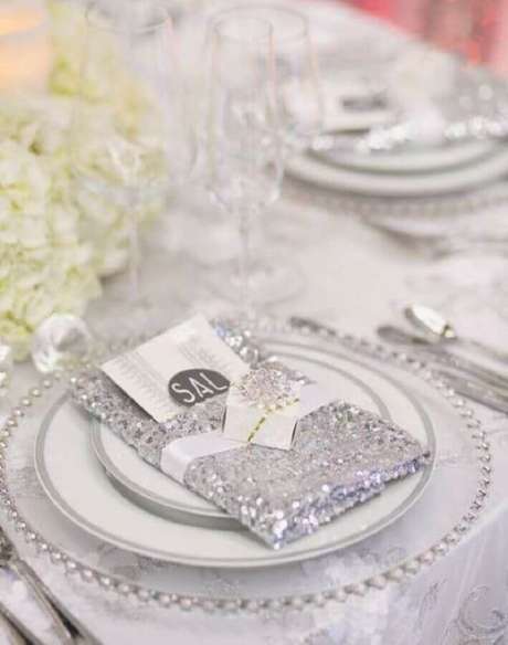 55. Detalhes delicados para decoração de mesa em bodas de prata – Foto: Casa e Festa 55. Detalhes delicados para decoração de mesa em bodas de prata – Foto: Casa e Festa