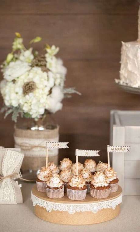 62. Decoração de docinhos com plaquinhas para bodas de algodão – Foto: Pinterest 62. Decoração de docinhos com plaquinhas para bodas de algodão – Foto: Pinterest
