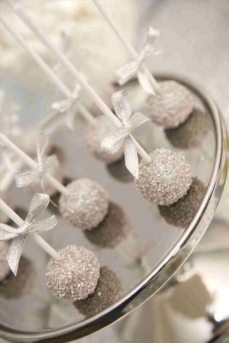 64. Docinhos decorados para festa de bodas de prata – Foto: Archzine 64. Docinhos decorados para festa de bodas de prata – Foto: Archzine