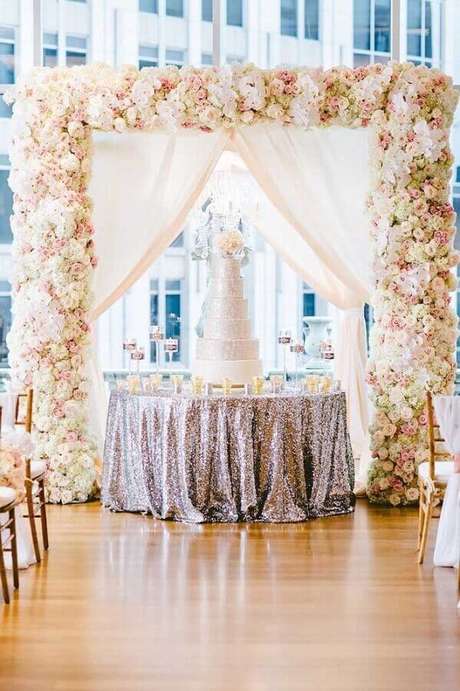 69. Linda decoração para bodas de prata com arco de flores e bolo 5 andares – Foto: Inside Weddings 69. Linda decoração para bodas de prata com arco de flores e bolo 5 andares – Foto: Inside Weddings