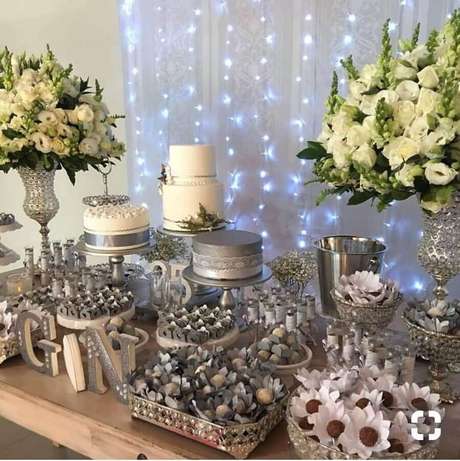 73. Mesa decorada com arranjo de flores brancas para bodas de prata – Foto: Decor-Ar 73. Mesa decorada com arranjo de flores brancas para bodas de prata – Foto: Decor-Ar