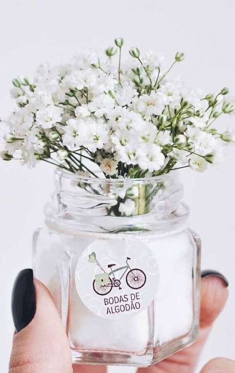 74. Mini vasinhos para decoração de bodas de algodão – Foto: Pinterest 74. Mini vasinhos para decoração de bodas de algodão – Foto: Pinterest