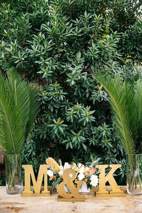 2. O painel com folhagens fica super charmoso na decoração de aniversário de casamento bodas – Foto: 100 Layer Cake 2. O painel com folhagens fica super charmoso na decoração de aniversário de casamento bodas – Foto: 100 Layer Cake