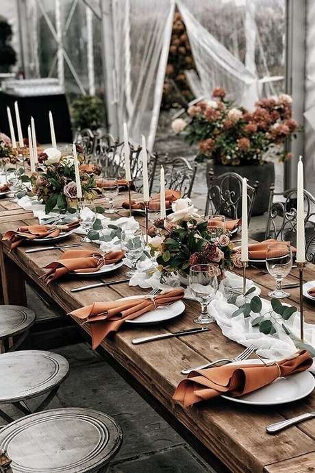 80. Rústico arranjo de flores e velas para decoração de bodas de casamento – Foto: Wedding Forward 80. Rústico arranjo de flores e velas para decoração de bodas de casamento – Foto: Wedding Forward