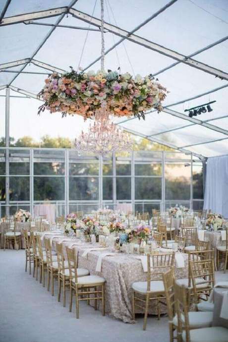 82. Sofisticada decoração para bodas de casamento com arranjo de flores e lustre de cristal – Foto: Paperblog 82. Sofisticada decoração para bodas de casamento com arranjo de flores e lustre de cristal – Foto: Paperblog