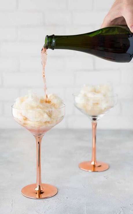 7. Que tal servir as bebidas das bodas de algodão com algodão doce dentro da taça – Foto: Parker’s Real Maple 7. Que tal servir as bebidas das bodas de algodão com algodão doce dentro da taça – Foto: Parker’s Real Maple