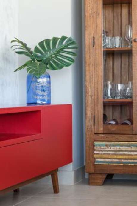 34. O vermelho também é muito comum em tintas para madeira. Projeto por: Metrik Design 34. O vermelho também é muito comum em tintas para madeira. Projeto por: Metrik Design