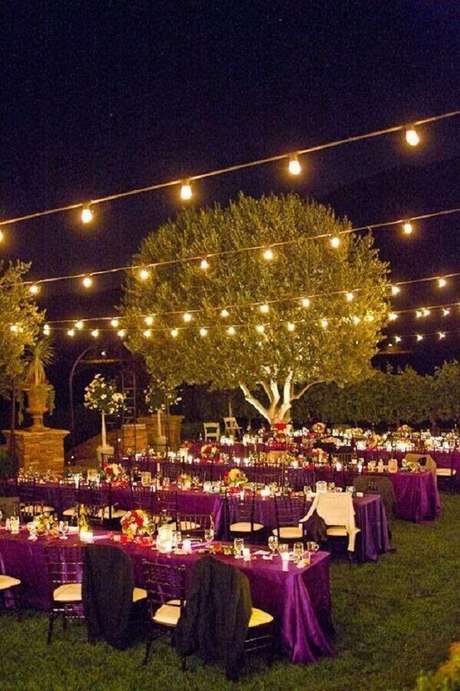 85. O varal de luz é perfeito para levar uma luz aconchegante para a festa de bodas de casamento ao ar livre – Foto: My Wedding Diario 85. O varal de luz é perfeito para levar uma luz aconchegante para a festa de bodas de casamento ao ar livre – Foto: My Wedding Diario