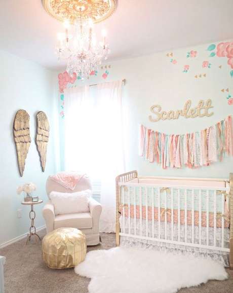 2. O quarto de bebê também pode ter o lustre candelabro na decoração – Por: Cadenlane 2. O quarto de bebê também pode ter o lustre candelabro na decoração – Por: Cadenlane