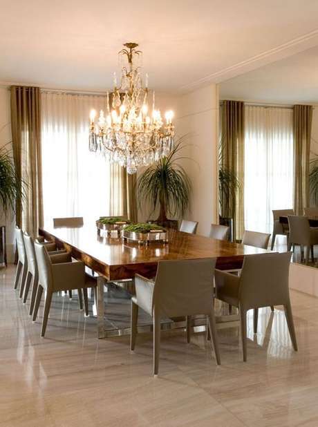 11. Aposte na decoração clássica para usar o lustre candelabro e ter um resultado incrível – Por: Casa Vogue 11. Aposte na decoração clássica para usar o lustre candelabro e ter um resultado incrível – Por: Casa Vogue