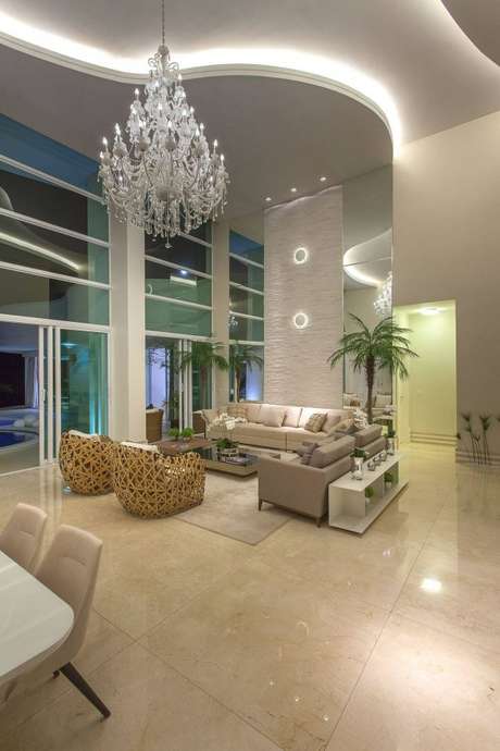 43. O lustre candelabro de cristais é perfeito para ambientes amplos – Por: Iara Kilaris 43. O lustre candelabro de cristais é perfeito para ambientes amplos – Por: Iara Kilaris