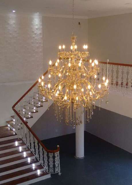 17. Ambientes altos podem contar com o lustre candelabro dourado para compor a decoração – Por: New Light 17. Ambientes altos podem contar com o lustre candelabro dourado para compor a decoração – Por: New Light
