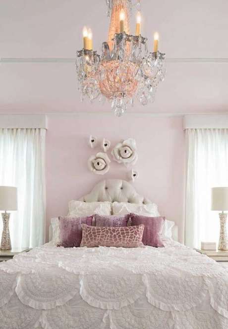20. Seu quarto também pode ser ainda mais encantador com lustres candelabros – Por: The Jet Set Blog 20. Seu quarto também pode ser ainda mais encantador com lustres candelabros – Por: The Jet Set Blog