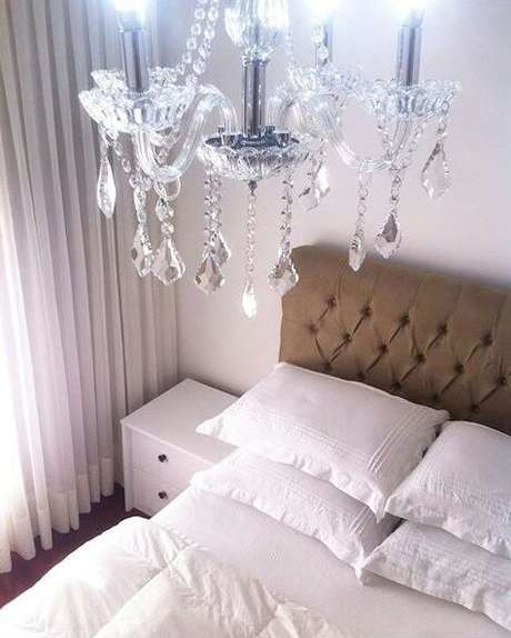 28. O lustre em cristal menor pode ser usado no seu quarto também – Por: Eurolume 28. O lustre em cristal menor pode ser usado no seu quarto também – Por: Eurolume