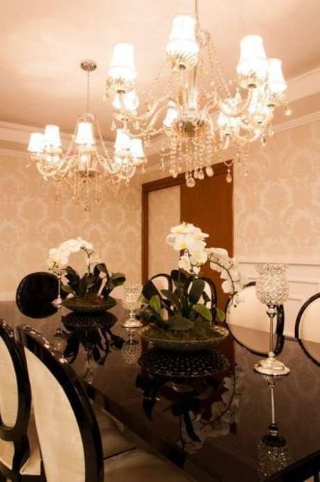 30. Quando a mesa for grande, use dois lustres candelabros para iluminar o ambiente – Por: Pinterest 30. Quando a mesa for grande, use dois lustres candelabros para iluminar o ambiente – Por: Pinterest