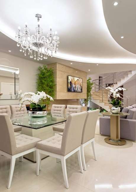 32. Use o lustre candelabro para decorar sua sala de jantar – Por: Iara Kilaris 32. Use o lustre candelabro para decorar sua sala de jantar – Por: Iara Kilaris