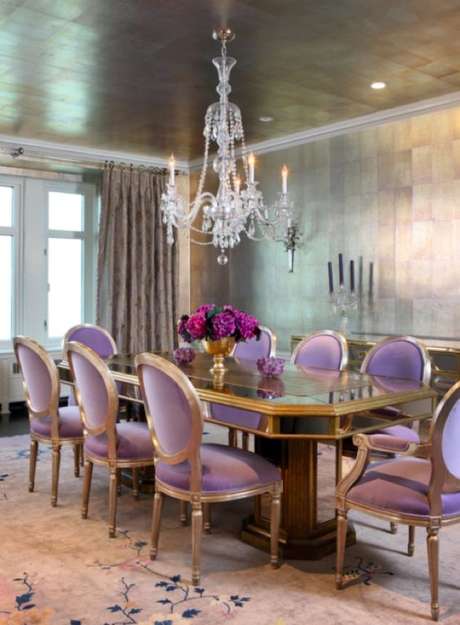 10. Sala com cadeiras roxas e lustre candelabro acima – Por: Decore com Gigi 10. Sala com cadeiras roxas e lustre candelabro acima – Por: Decore com Gigi