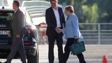 Merkel durante reunião sobre emissões de diesel de veículos alemães, em 24 de junho; premiê alemã chamou de 'dramática' política ambiental de Bolsonaro Merkel durante reunião sobre emissões de diesel de veículos alemães, em 24 de junho; premiê alemã chamou de 'dramática' política ambiental de Bolsonaro