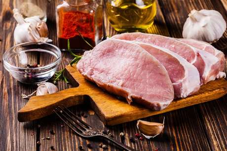 Veja como deixar a carne de porco macia com 5 maneiras práticas de amaciá-la