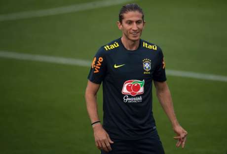 Filipe Luís sentiu dores no joelho direito contra o Paraguai - FOTO: AFP Filipe Luís sentiu dores no joelho direito contra o Paraguai - FOTO: AFP