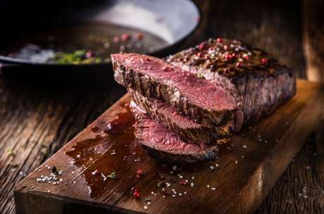 Veja dicas de como manter a suculência da carne vermelha desde o seu descongelamento até o corte