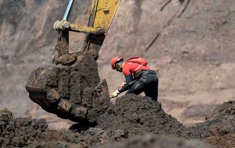 Membro de equipe de resgate busca sobreviventes após rompimento de barragem da Vale em Brumadinho
10/02/2019 REUTERS/Washington Alves