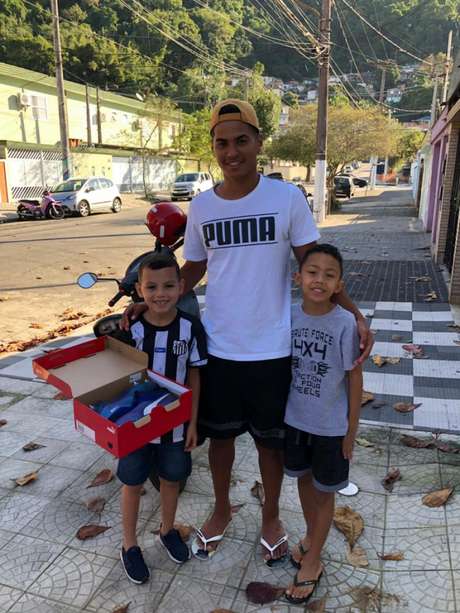 Cadu, do sub-17 do Santos, deu de presente uma chuteira ao garoto que ajudou seu irmão (Reprodução/Instagram) Cadu, do sub-17 do Santos, deu de presente uma chuteira ao garoto que ajudou seu irmão (Reprodução/Instagram)