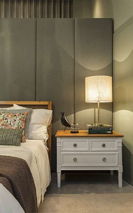 8. Decoração para quarto cinza com criado mudo branco – Foto: Quartos Etc 8. Decoração para quarto cinza com criado mudo branco – Foto: Quartos Etc