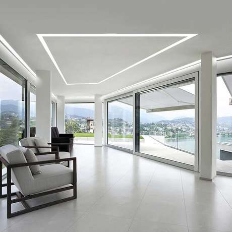 22. Casa com vista para cidade e teto decorado com moldura de gesso encanta a decoração da casa. Fonte: lightology 22. Casa com vista para cidade e teto decorado com moldura de gesso encanta a decoração da casa. Fonte: lightology