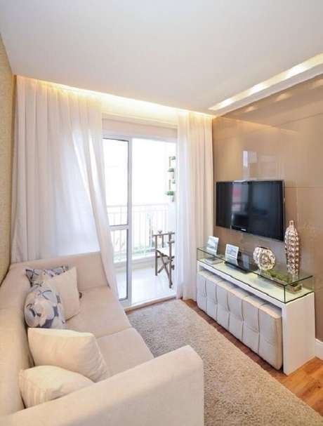27. Moldura de gesso drywall com rasgo de luz acima do rack e cortineiro iluminado. Fonte: Blog Gesseiro 27. Moldura de gesso drywall com rasgo de luz acima do rack e cortineiro iluminado. Fonte: Blog Gesseiro
