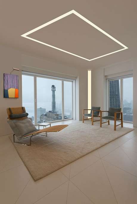 40. Sala de estar com moldura de gesso e iluminação embutida. Fonte: Lightology 40. Sala de estar com moldura de gesso e iluminação embutida. Fonte: Lightology