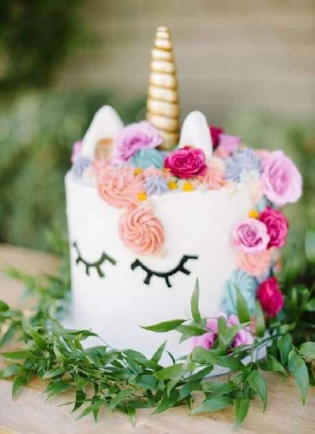5. Bolo para decoração de temas de festa infantil unicórnio – Foto: Layer Cakelet 5. Bolo para decoração de temas de festa infantil unicórnio – Foto: Layer Cakelet