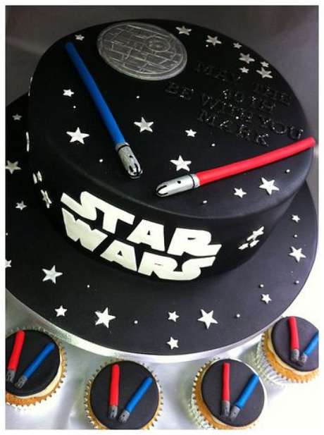 16. Bolo inspirado em temas de festa infantil Star Wars – Por: Pinterest 16. Bolo inspirado em temas de festa infantil Star Wars – Por: Pinterest