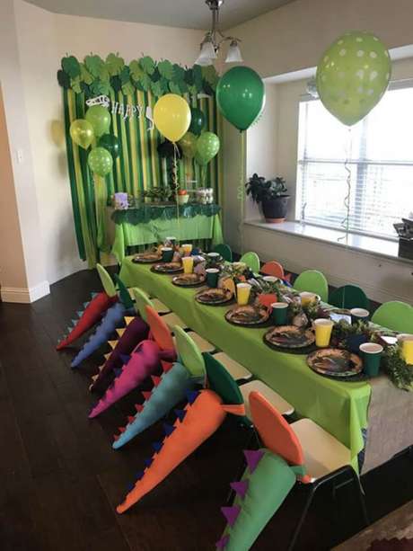 9. Temas de Festa Infantil com mesa para as crianças comerem no tema Dinossauro – Por: Pinterest 9. Temas de Festa Infantil com mesa para as crianças comerem no tema Dinossauro – Por: Pinterest