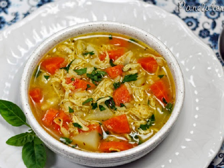 Sopa de frango com macarrão Sopa de frango com macarrão