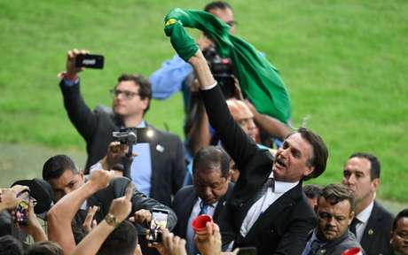 Bolsonaro, no gramado do Mineirão, durante o intervalo de Brasil x Argentina (Foto: Mauro Pimentel / AFP) Bolsonaro, no gramado do Mineirão, durante o intervalo de Brasil x Argentina (Foto: Mauro Pimentel / AFP)