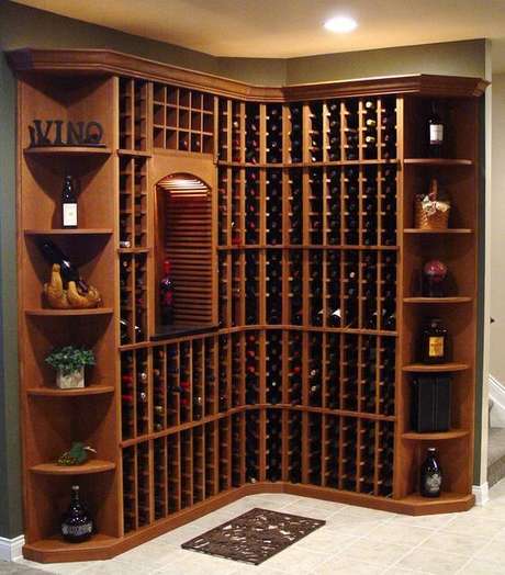 8. Adega de madeira de canto para sala – Por: Pinterest 8. Adega de madeira de canto para sala – Por: Pinterest