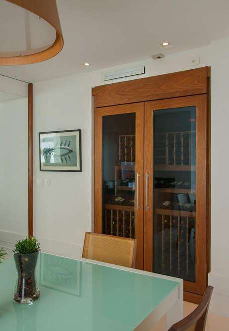 18. Adega de madeira com portas de vidro para sala de estar – Por: In House 18. Adega de madeira com portas de vidro para sala de estar – Por: In House