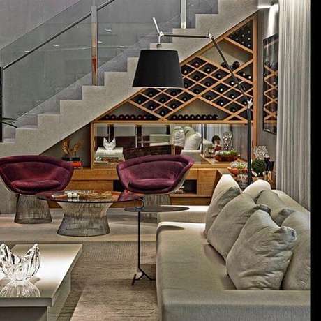 34. Com a escada logo ao lado da sala de estar, a adega de madeira ficou ainda mais bonita – Viva Decora 34. Com a escada logo ao lado da sala de estar, a adega de madeira ficou ainda mais bonita – Viva Decora