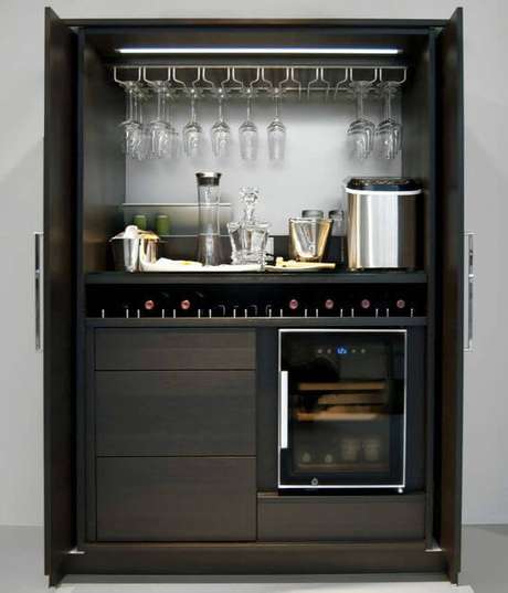 35. Adega de madeira com itens para drinks – Por: Viva Decora 35. Adega de madeira com itens para drinks – Por: Viva Decora