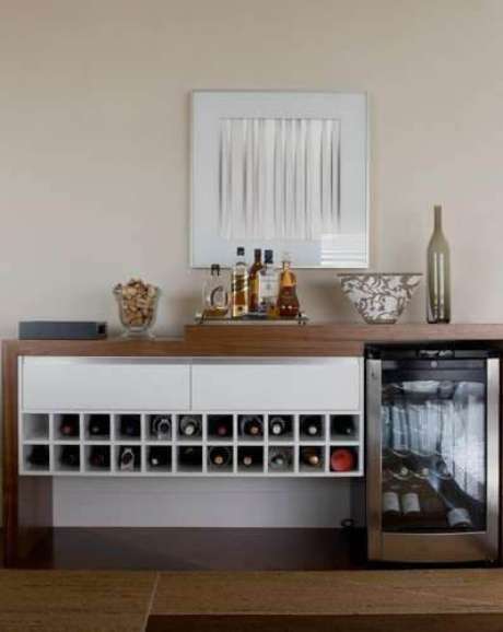 41. Adega de madeira com drinks no balcão – Por: Pinterest 41. Adega de madeira com drinks no balcão – Por: Pinterest