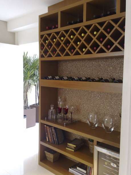 49. Adega de madeira para sala de estar na prateleira – Por: Janaína Leibovitch 49. Adega de madeira para sala de estar na prateleira – Por: Janaína Leibovitch