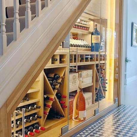 50. Adega de vinho de madeira embaixo da escada com porta de vidro – Por: Revista Viva Decor 50. Adega de vinho de madeira embaixo da escada com porta de vidro – Por: Revista Viva Decor