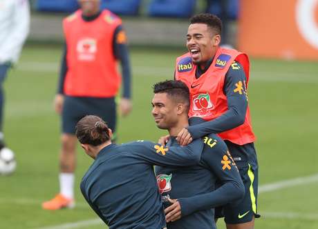 Filipe LuÃs, Casemiro e Gabriel Jesus durante treino da Seleção Brasileira