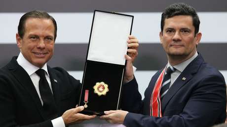 Doria entrega a Moro a Medalha da Ordem do Ipiranga, no grau Grã-Cruz, no Palácio dos Bandeirantes, em junho.