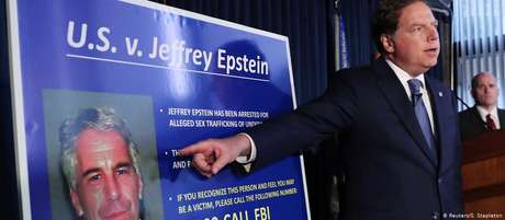 Procurador-geral do Distrito Sul de Nova York, Geoffrey Berman, apresenta as acusações contra Jeffrey Epstein Procurador-geral do Distrito Sul de Nova York, Geoffrey Berman, apresenta as acusações contra Jeffrey Epstein
